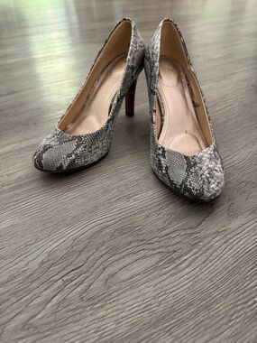 Jaclyn Smith Maack Snake print round toe heels Sz 7 NWOT